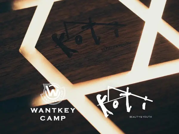 WANTKEY CAMP と koti BEAUTY & YOUTH のコラボ製品。六角形のカットから光が漏れる木の天板