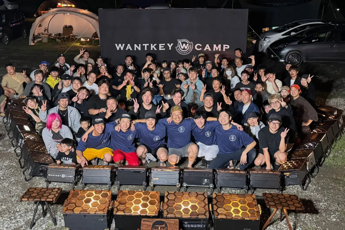 お客さん主催のイベントで、WANTKEY CAMP の看板の前に集まった人たちの集合写真