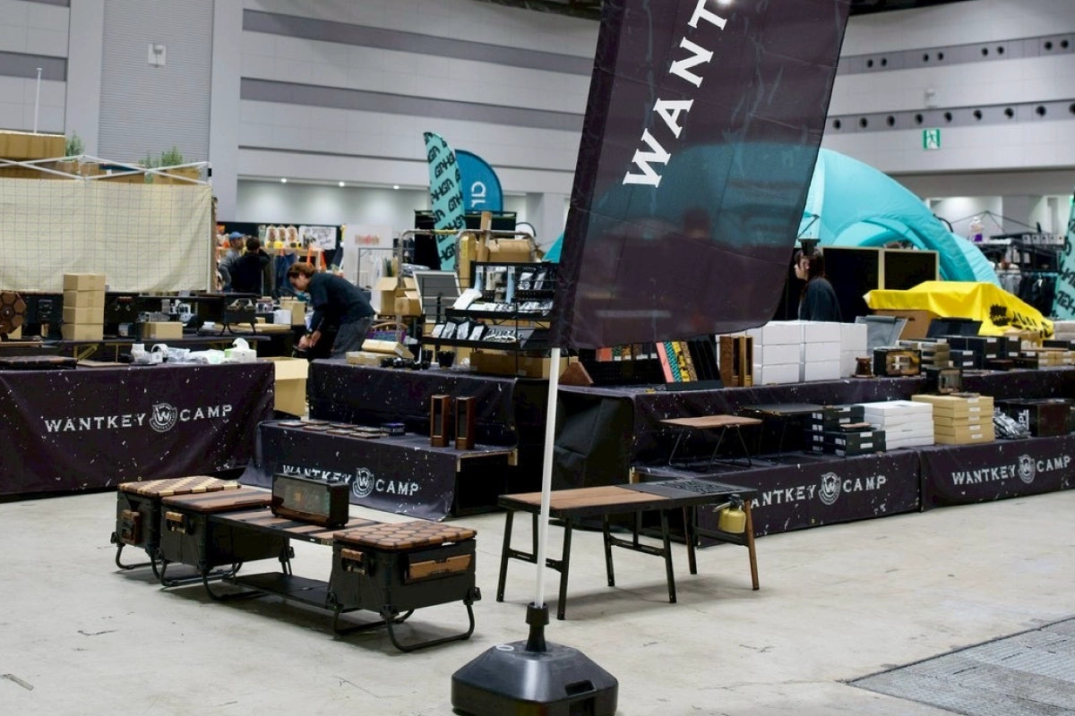 展示会場の WANTKEY CAMP ブースで、スタッフが商品を整えている