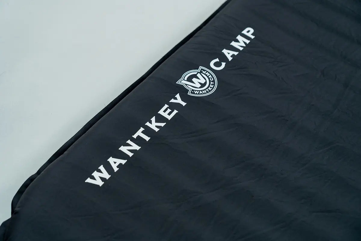 WANTKEY CAMP のロゴが入った黒いファブリック