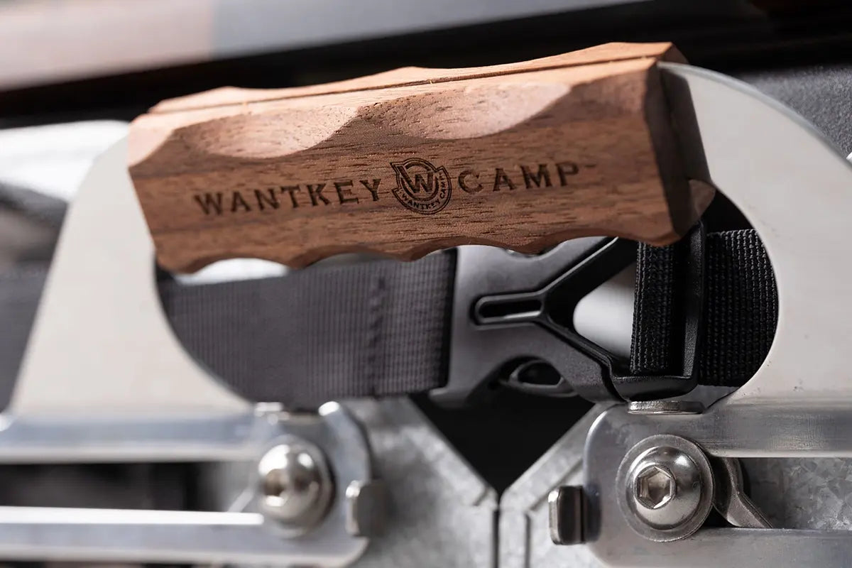 WANTKEY CAMP を刻んだウォルナットのハンドル