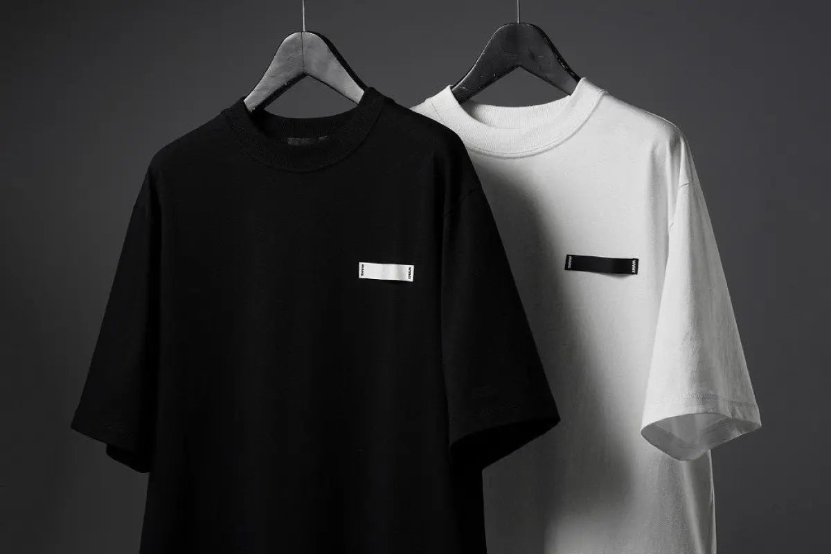 MAKE WANT のタグが付いた黒と白のTシャツ